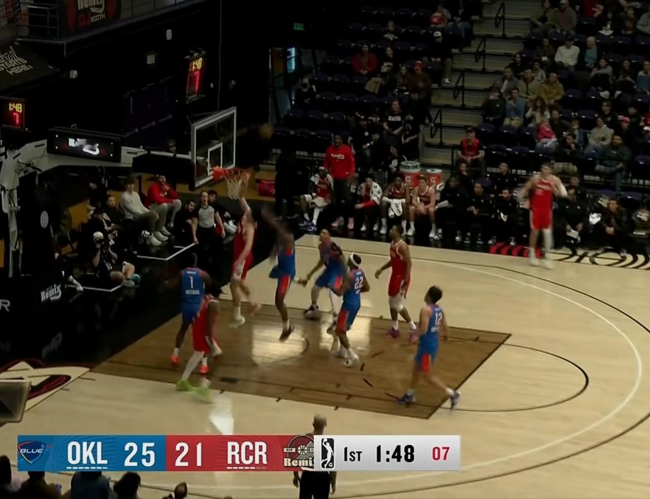 杨瀚森背靠背打发展联盟大爆发，杨瀚森半场得分上双，拿下10分2板2助1帽的全面数