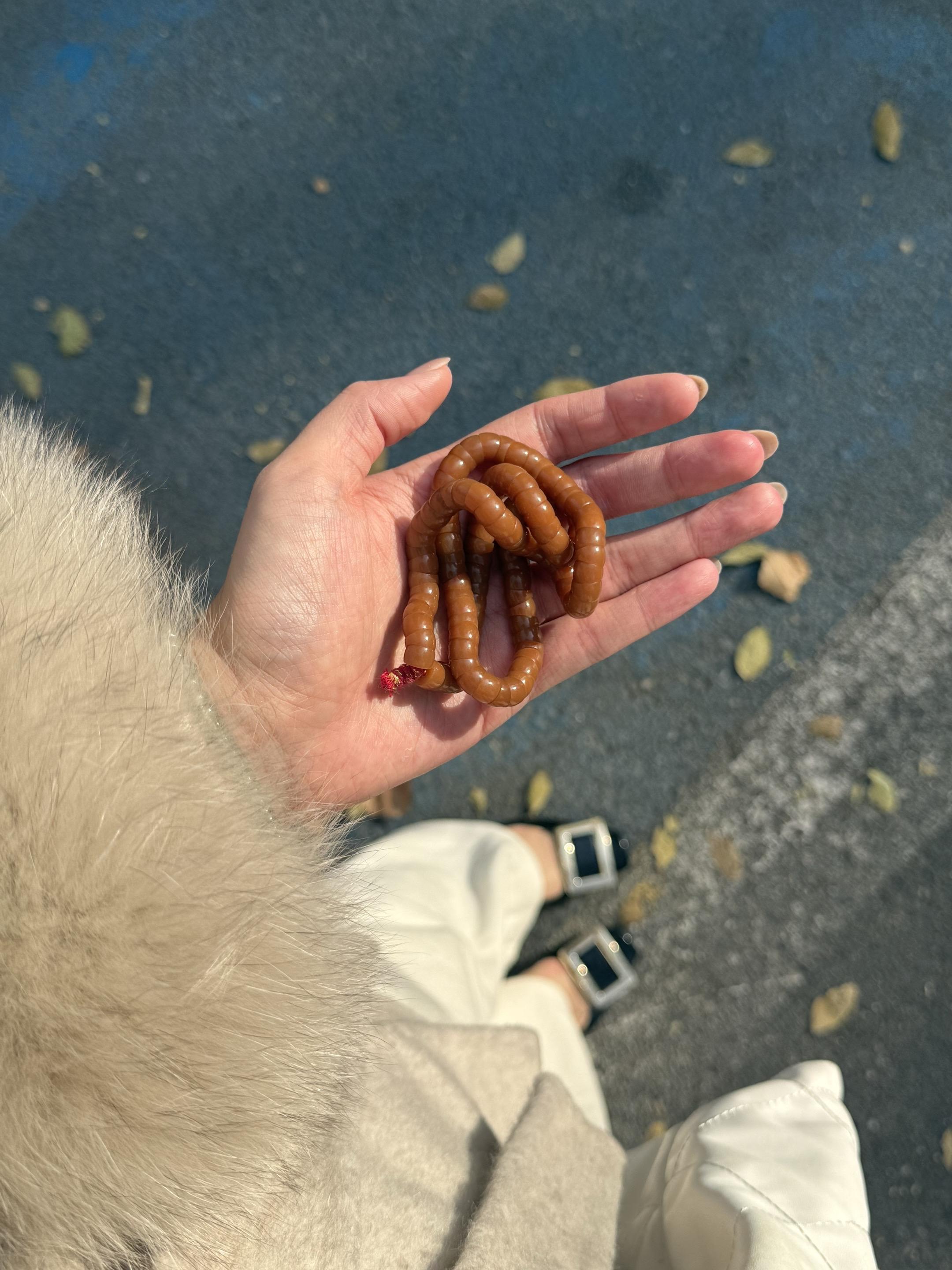 今日份OOTD｜🍂。以前不懂什么是有缘却无分，慢慢才知道，相爱的两个...