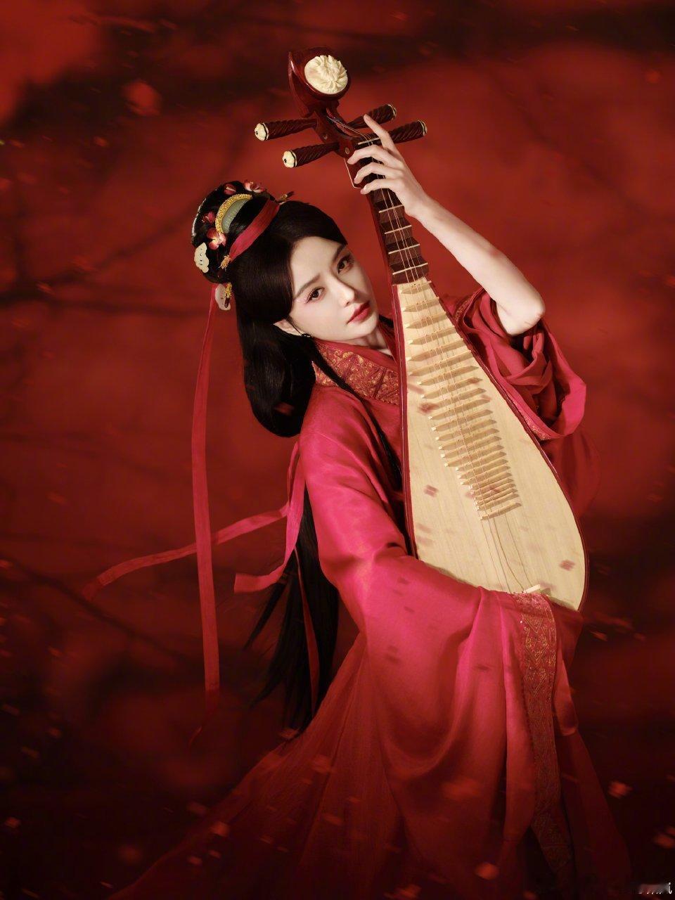 秦岚桃花花神再现古装造型真的没有想到可以如此适合古装的呀，秦岚的古装造型每次都能