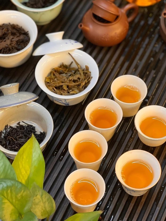 不用急着赶路，不用刻意伪装，就着这杯茶的回甘，卸下所有疲惫与防备。在氤氲的热气里