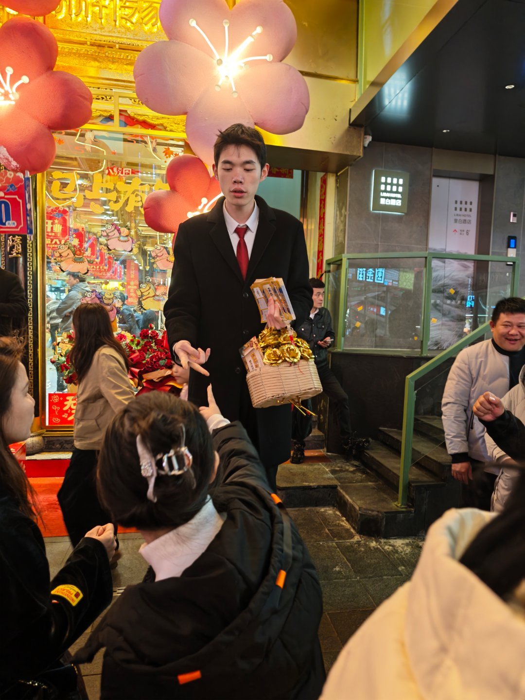 湖南黄金7天6板说湖南了，我现在就在长沙这里到处都是黄金的活动就在黄兴步行街呃，