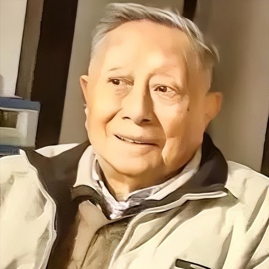 1942年，一名伪军师长派人送给粟裕两包烟，粟裕疑惑地拆开烟盒一看，里面竟藏了一