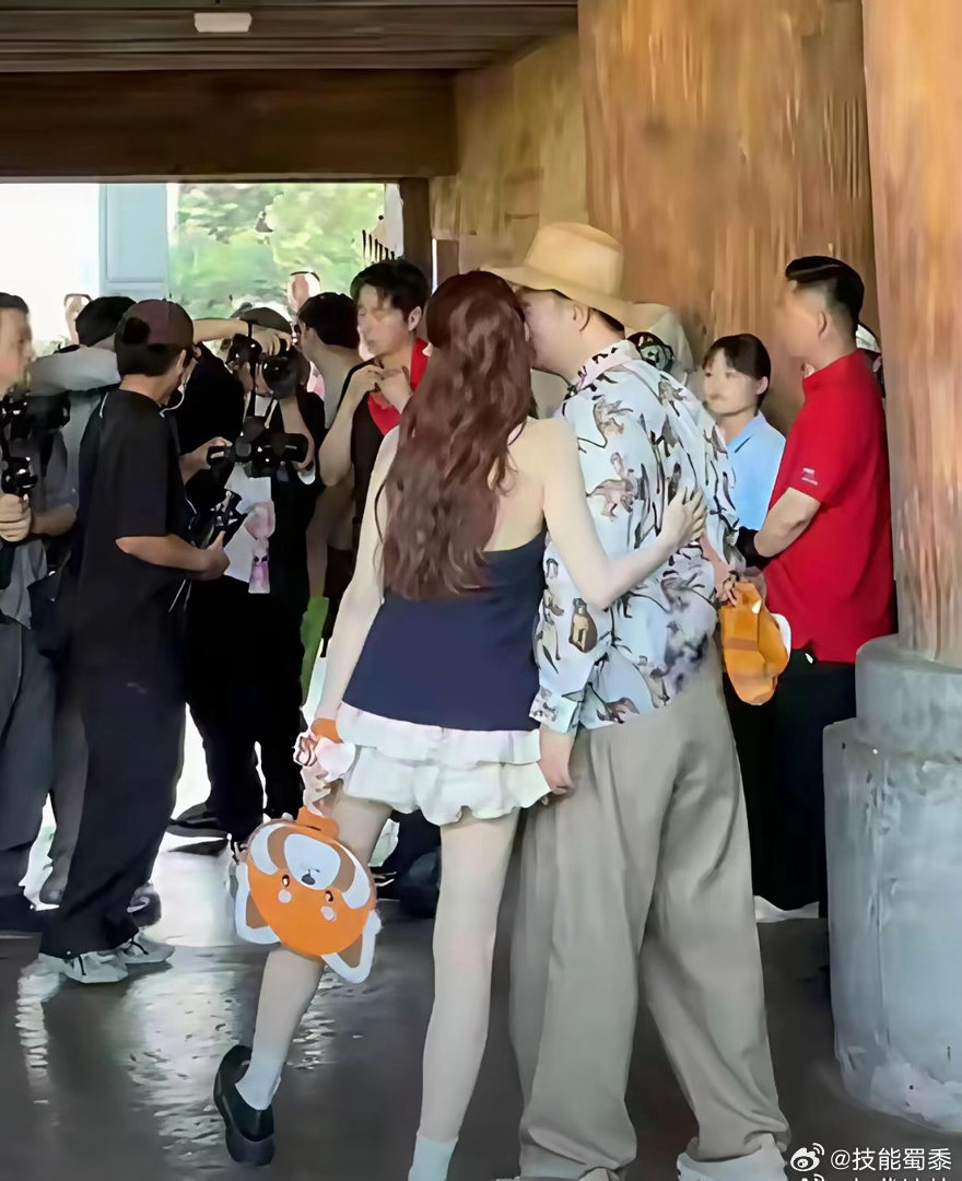 终于信了！沈梦辰真的全身涂粉底液，这后背明显“漏涂”太好笑了 