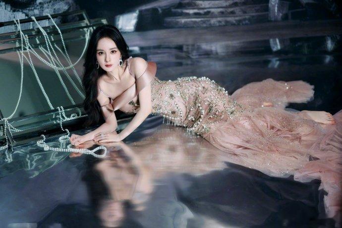 杨幂裸粉高定鱼尾裙杨幂这身粉色碎钻人鱼裙，真的美到我心巴上了，又媚又优雅，谁看了