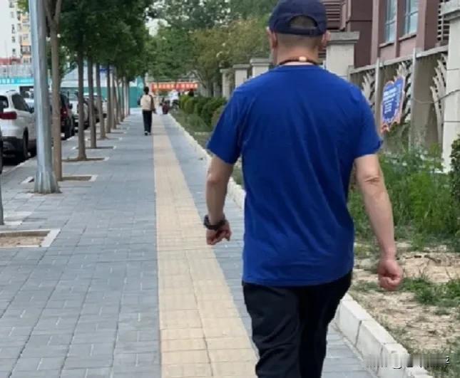 羞愧难当！妈妈有个同父异母的弟弟，上周突然给我打电话，说想来看看我。前一段时间妈