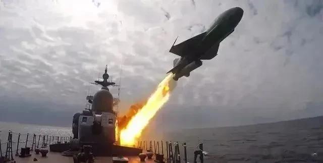 敢打过来试试？50艘军舰30架军机6000人出动，超550枚核导弹高高竖起！

