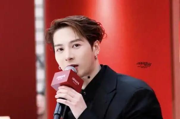 阿玛尼发个春节祝福，

王嘉尔直接在底下留言改词，

这事到底算谁较真？

阿玛