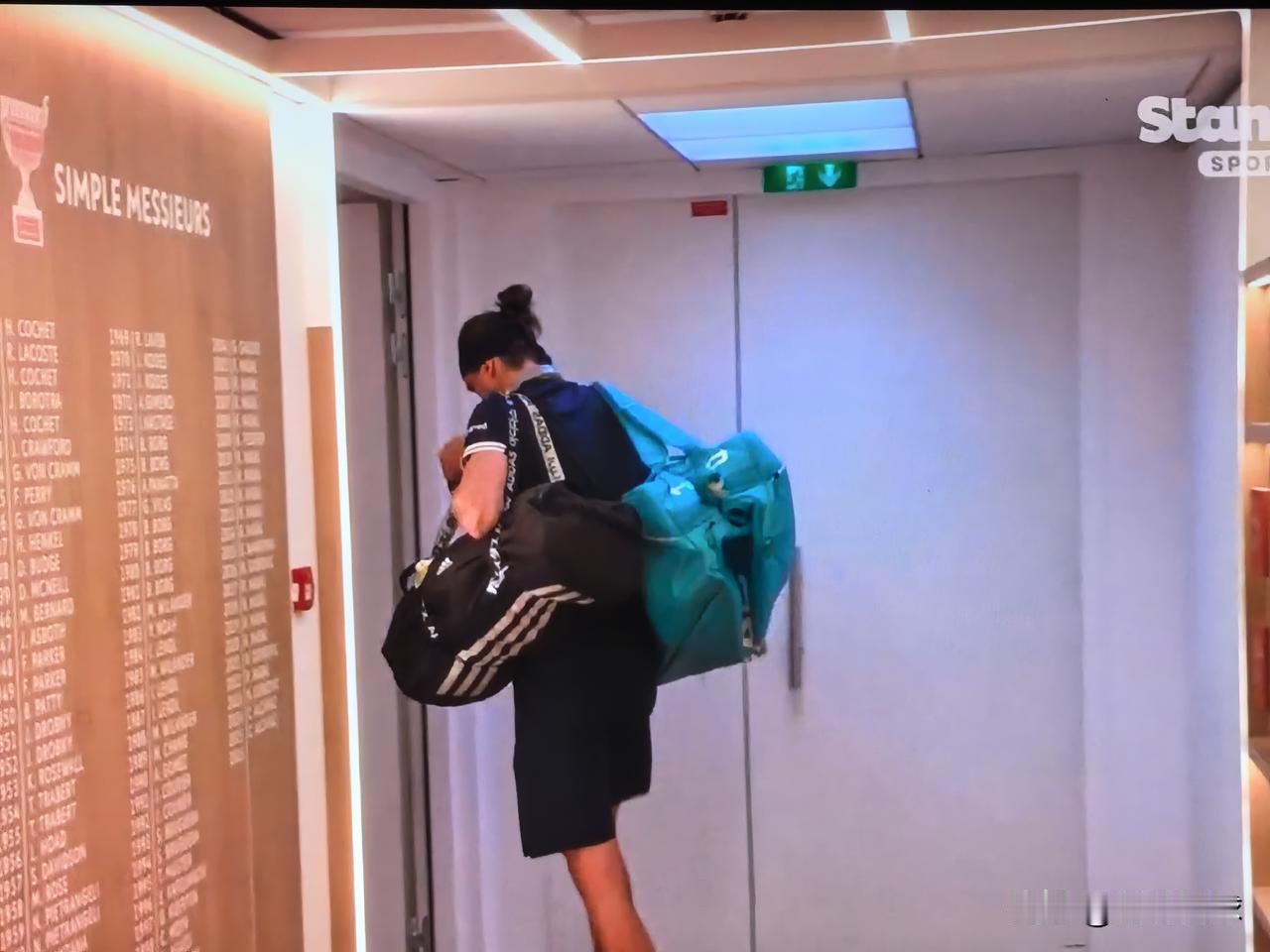 法网男单决赛
兹维列夫踌躇满志，
霸气登场了。
网坛风云