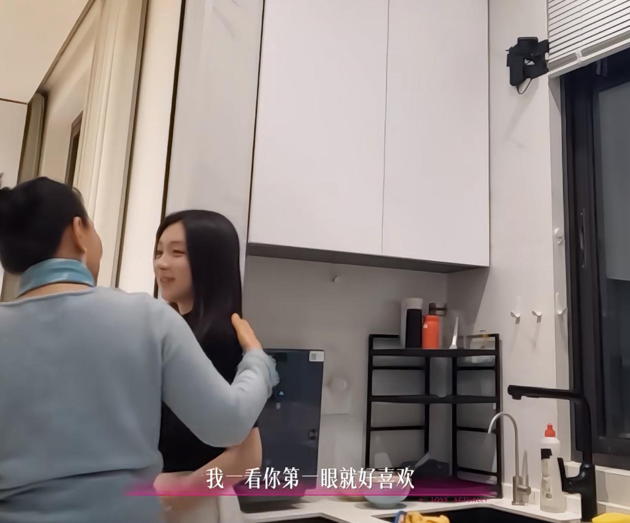 周佑凌妈妈对柳柳的喜欢，是全方位的肯定。
半熟恋人这一段看的好暖心。
周佑凌的妈