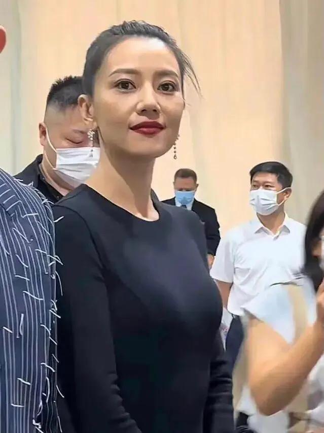 这样的高圆圆还能勾起你对赵又廷的恨吗？女神也终于经不起岁月的考验了！