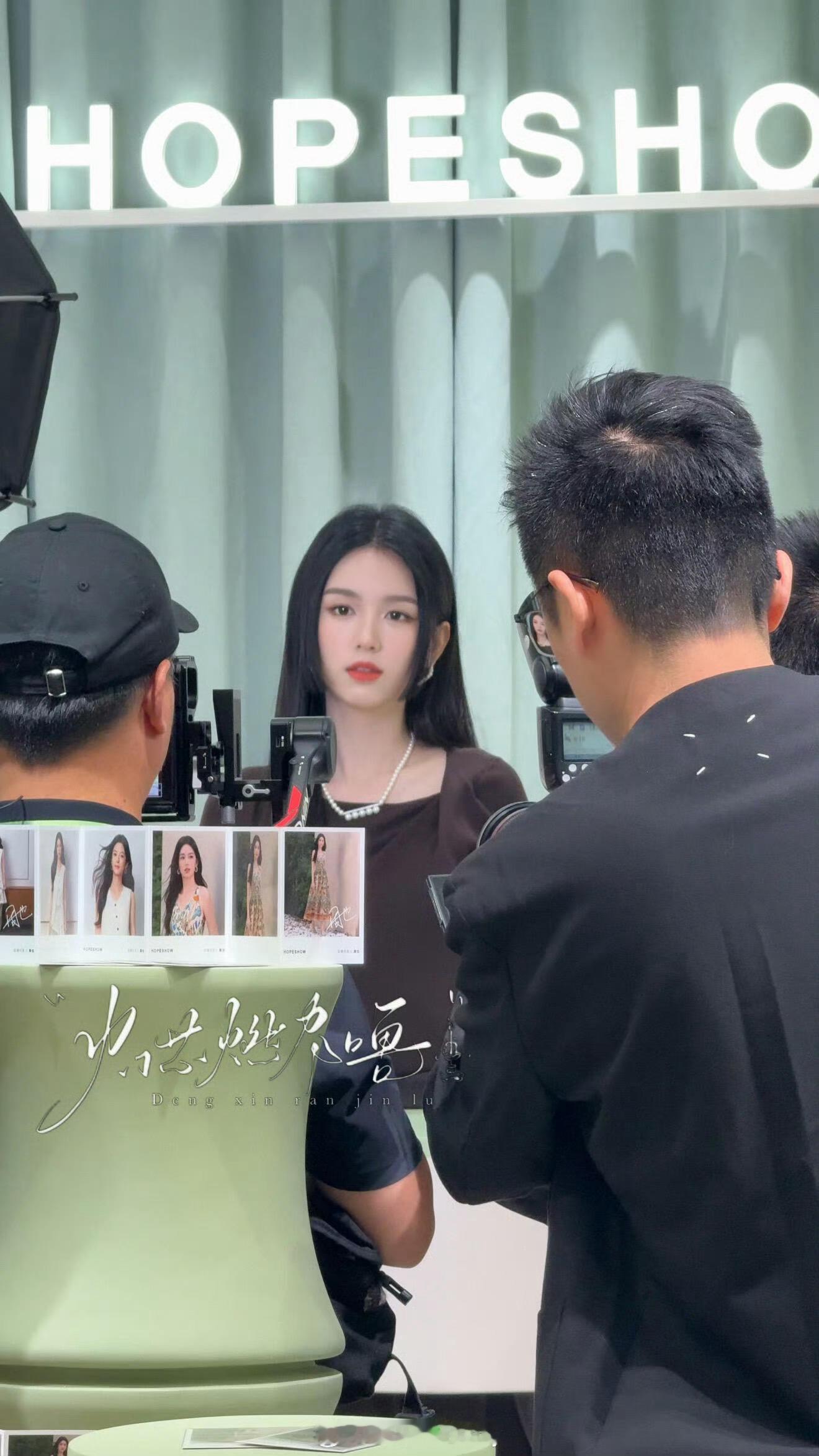 第一次见周也公主切造型诶，很适配啊！！黑长直美得很稳定 