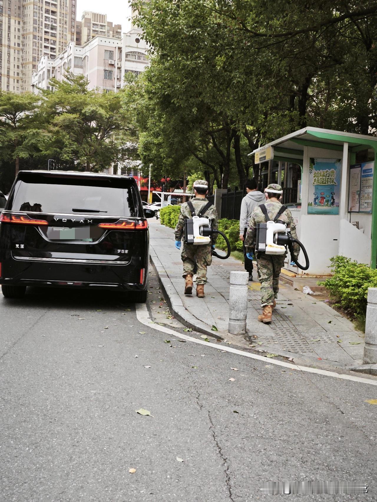 穿迷彩背大炮，这活儿一天500，小区灭蚊队把我看懵了
 
下楼扔垃圾撞见俩穿迷彩