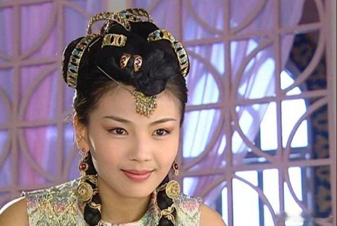 《还珠格格3》慕沙和紫薇一模一样的装扮，谁更漂亮？慕沙眉宇间更有英气，紫薇则柔情