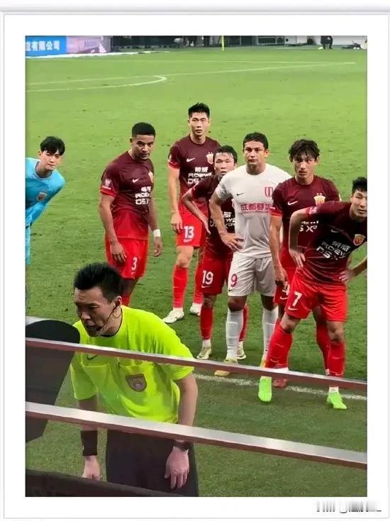 世界名画出海港，上海海港这是得有多不信任裁判啊，用得着这么兴师动众吗？半支球队都