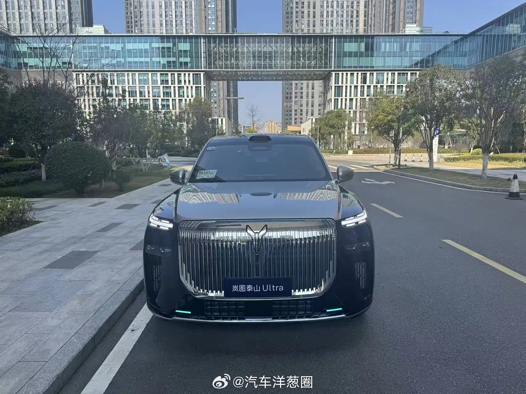 岚图泰山Ultra实车图，搭载896线激光雷达售价45.99万元插混 6座大型S