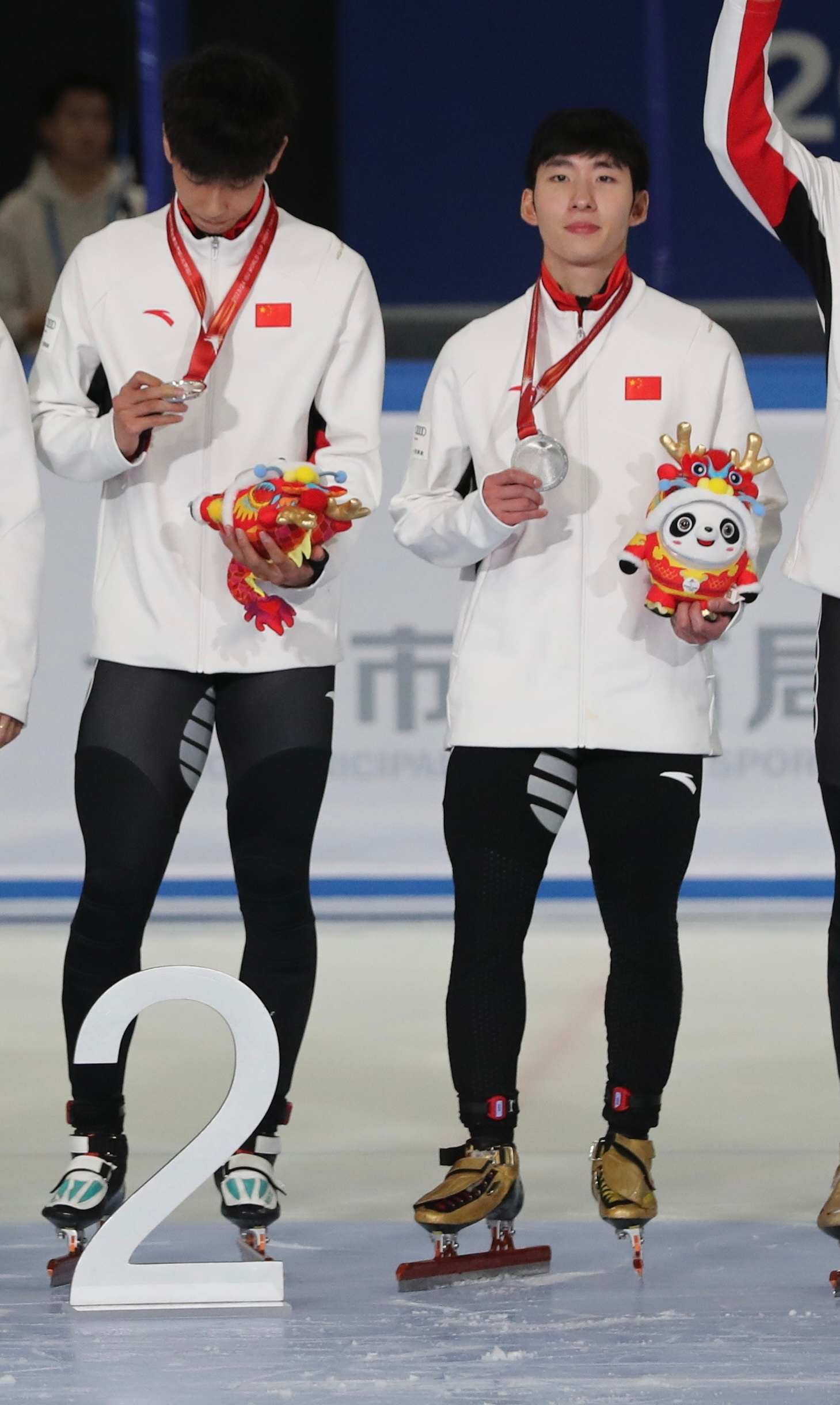 #林孝埈有龙墩墩了##短道速滑世界杯# 北京站，林孝埈和队友一起获得了混合200