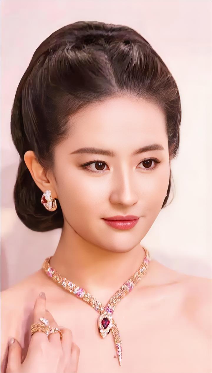 刘亦菲
女王👸🏻