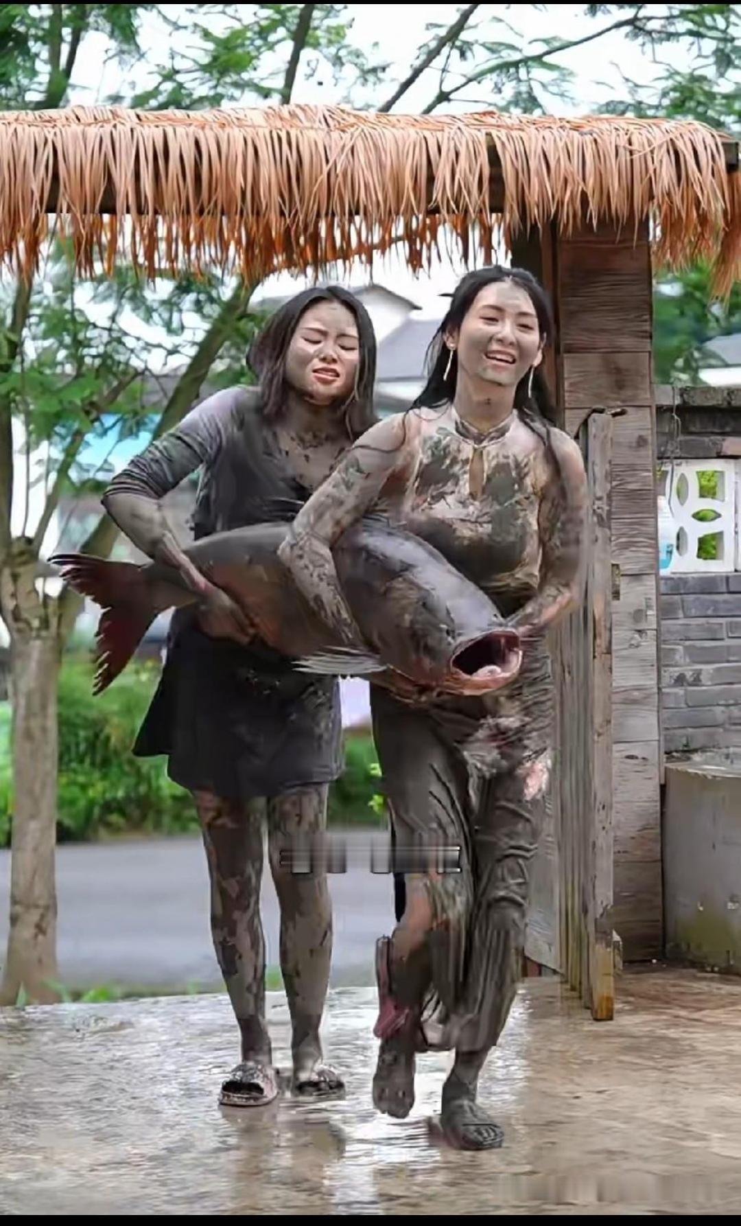 感觉拍短剧的女演员也挺不容易的，这是真在泥地里打滚啊！