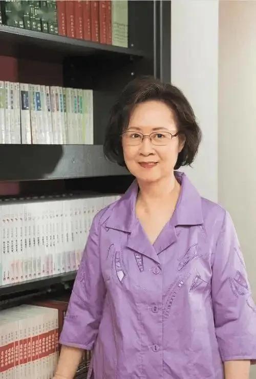 琼瑶走了，走的很体面，她实现了自己的诺言，这需要很大的勇气！知道琼瑶很早，像我们