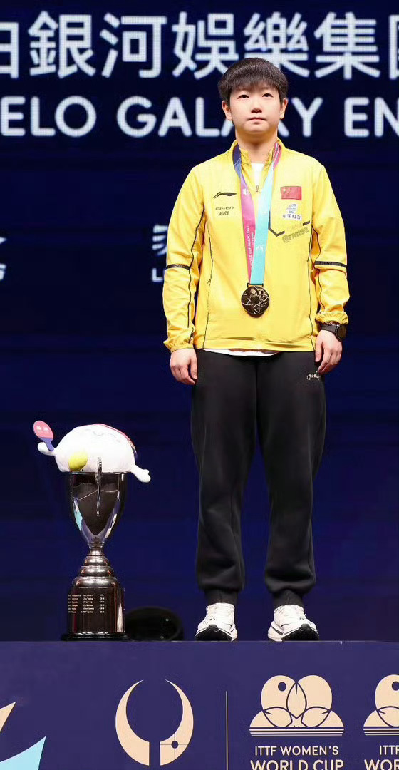 全网笑疯！波仔跟着孙颖莎待遇三年三级跳，从捧在手心到睡奖杯戴金牌，人生赢家实锤了