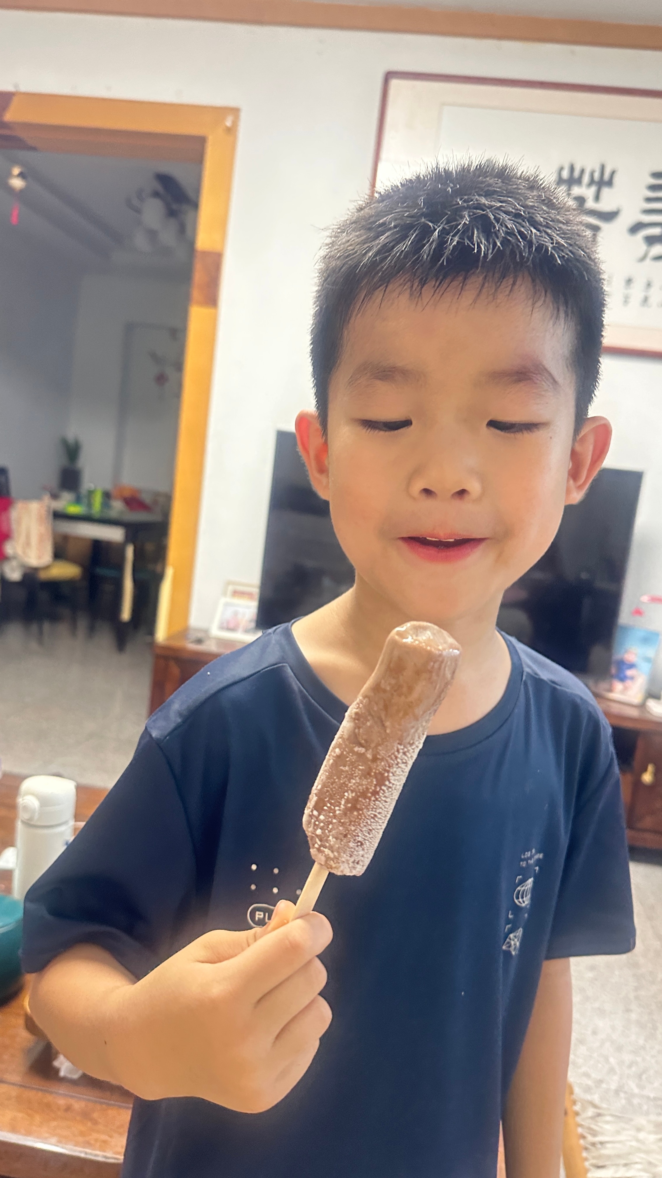 昨天下午放学润润去姥姥家吃上巧克力棒了润润的成长记录创作活力分 尤长靖实力也是夯