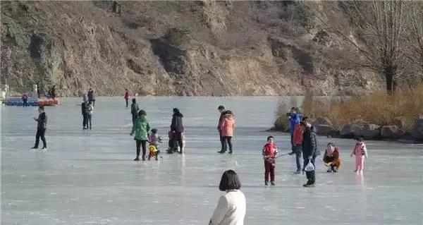 这今天成都下了毛毛雨，但温度仍然不低，最高温度还在10℃以上。马上四九都要结束，