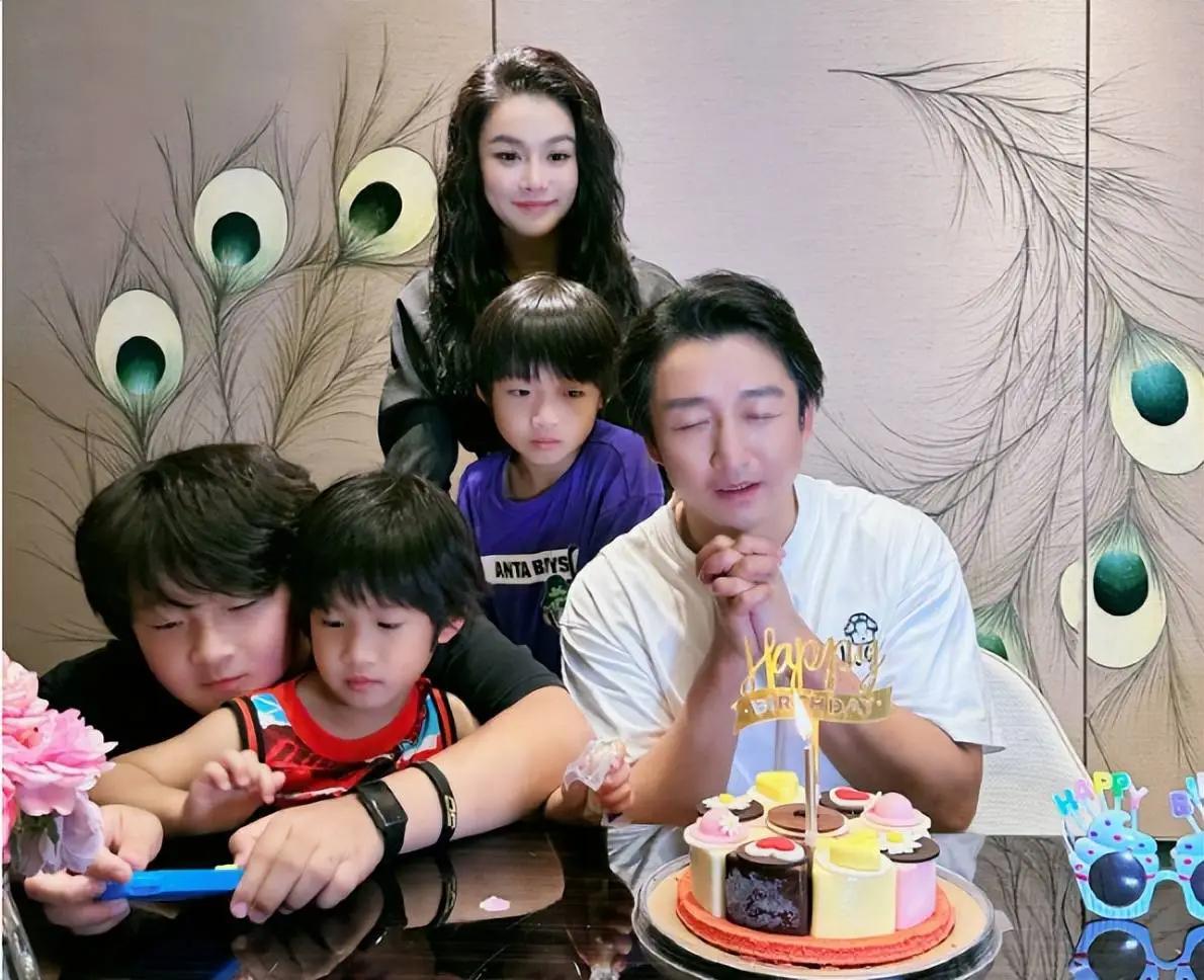 粗略盘点了邹市明曾经的资产，可支配的现金大概是1个亿，不动产也有1个亿。但是光拳