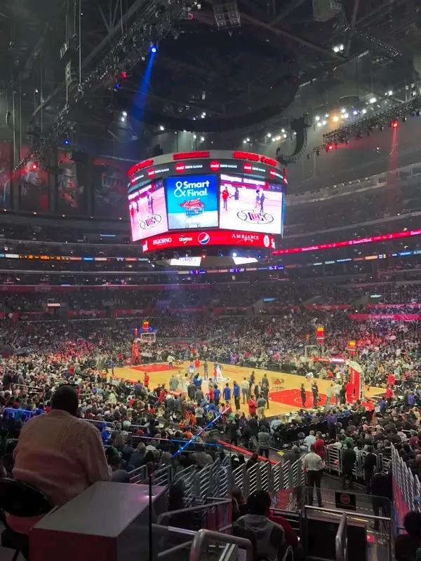 10月10日NBA季前赛，快船142 - 95狂胜广州龙狮。这场比赛龙狮打得很有