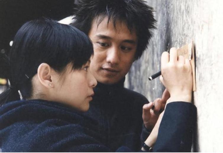 2004年，黄磊和孙莉结婚前一夜，黄磊给刘若英打电话“我要结婚了，如果你不同意，