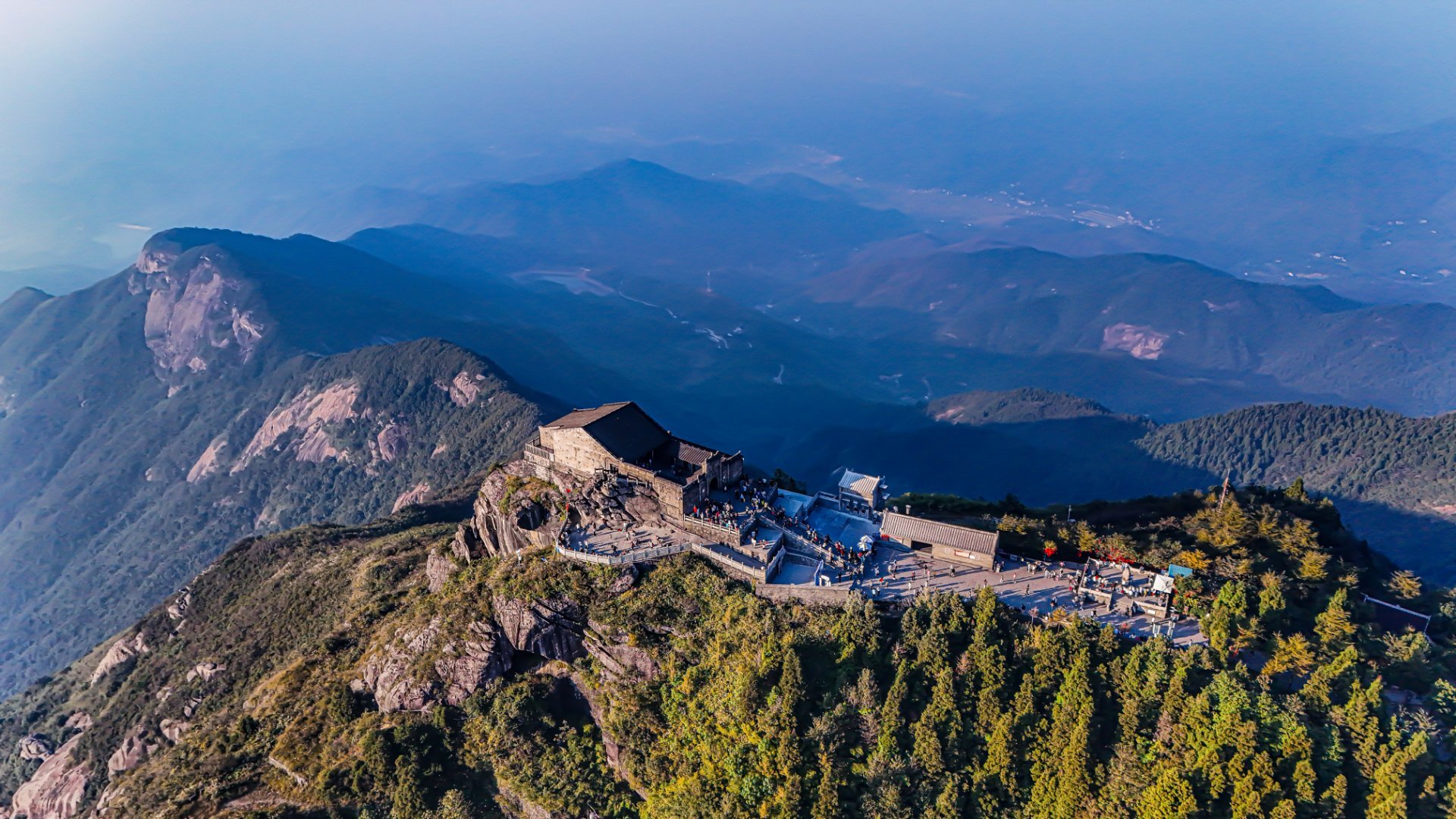 小小衡山轻松拿下[耶]五岳之旅已经爬完四岳，距离张小苗5岁爬完五岳就差一座西岳华