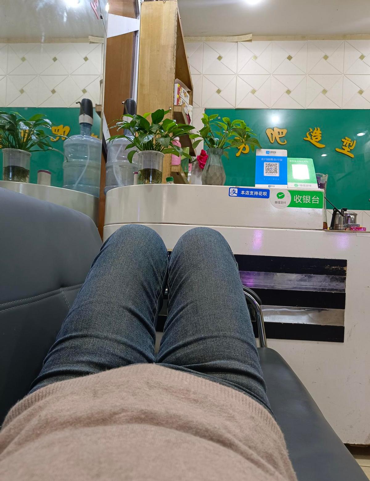 腰椎刚钉上钢板，颈椎先扛不住了。
坐久了，头像挂了块砖，夜里疼得睡不着。
不是更