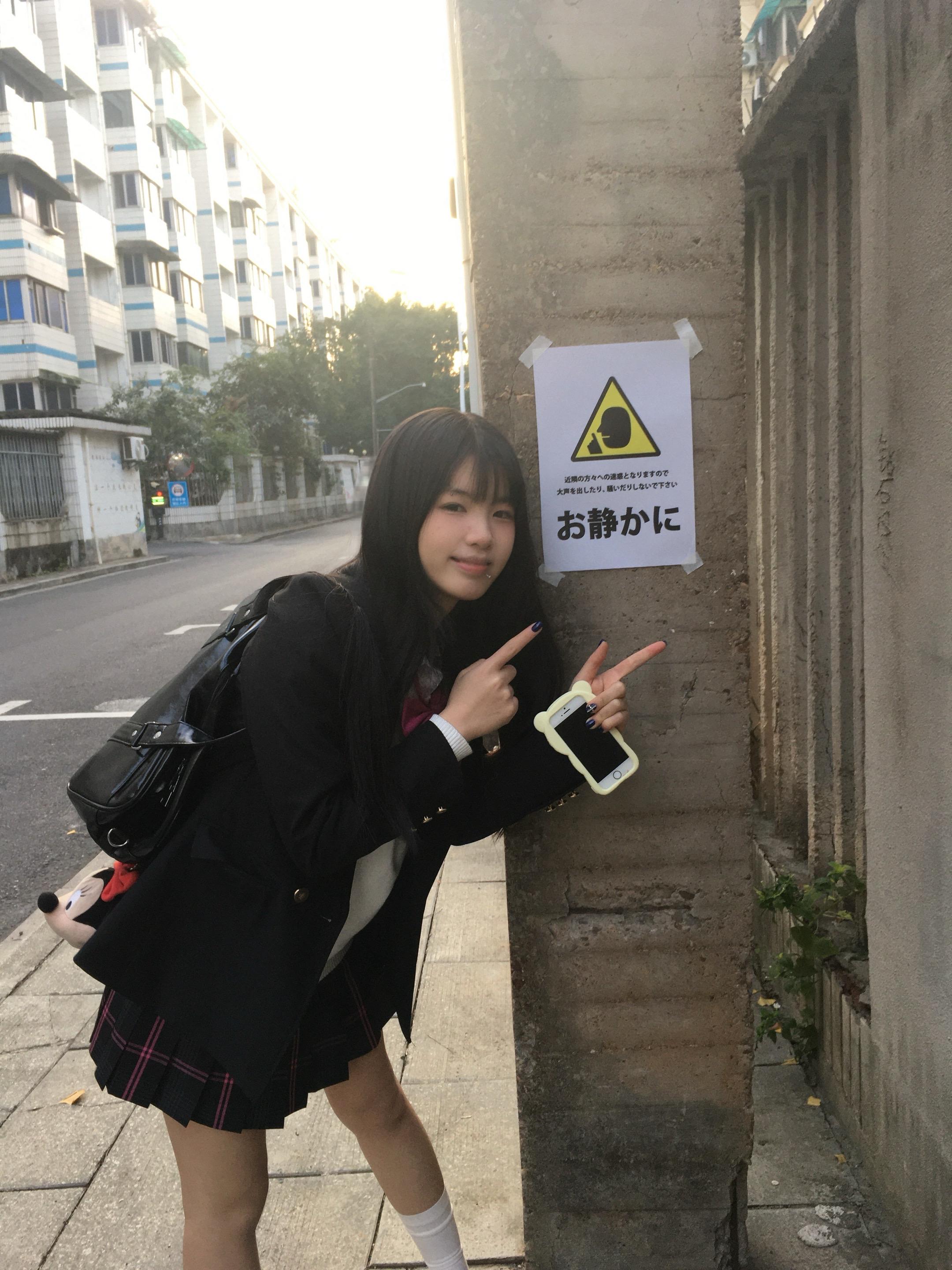 偷偷拍下你样子。