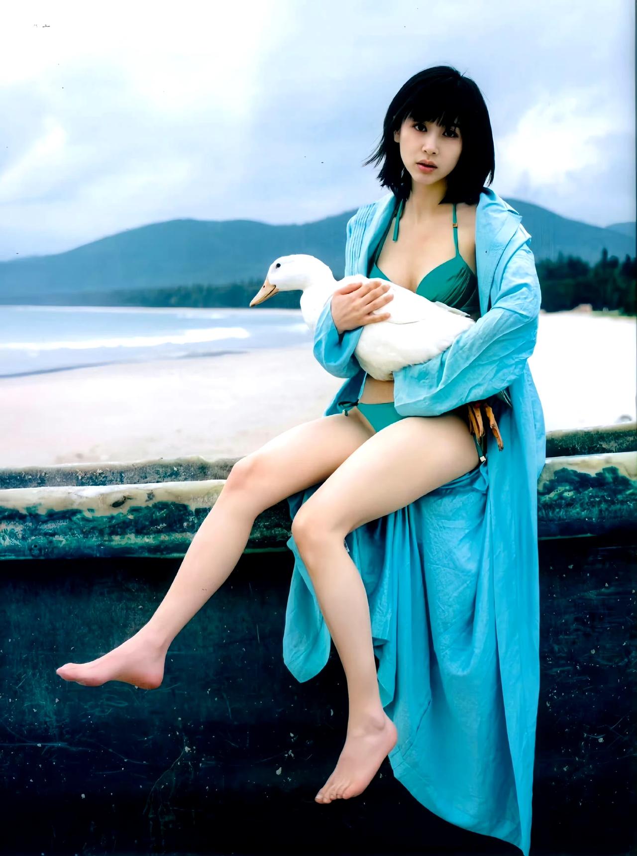 王子文，
与鹅共舞，红掌拨清波。