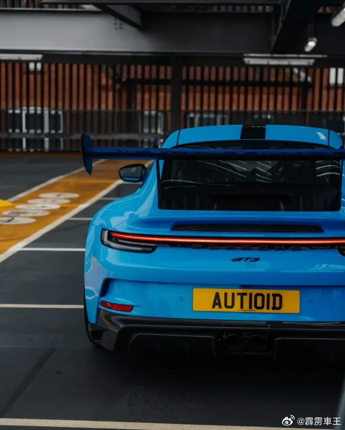 这蓝，是疾驰而过的掠影，也是不言自明的格调。无需喧哗，光影流动间，自有锋芒。保时