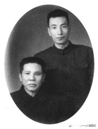 1957年，朱良才(左)和秘书杨克在一起。