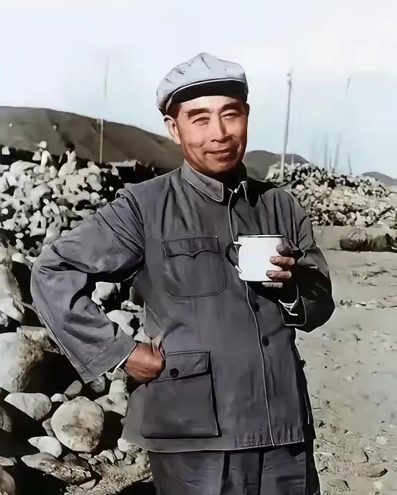 这是周总理手拿水杯的真实样貌，都看看吧，总理的面容慈祥，笑容温暖，值得怀念。
