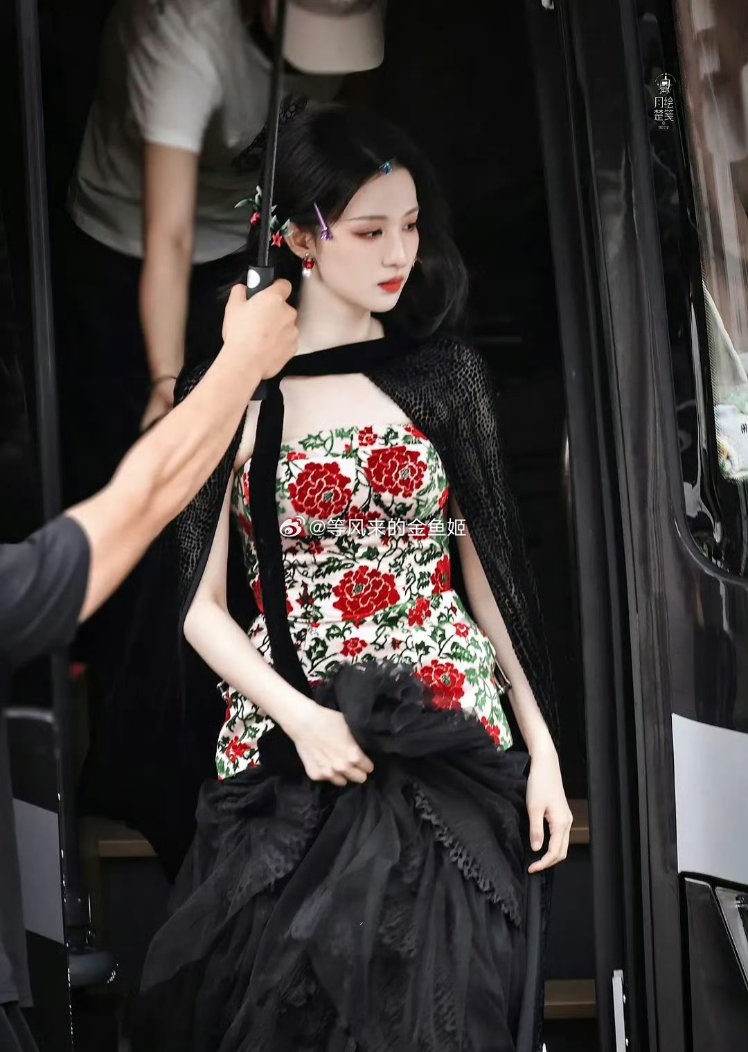 易小雅给王楚然搞得这衣服像是从tb买得便宜货，造型像在学《司藤》忙了半天像搞了个