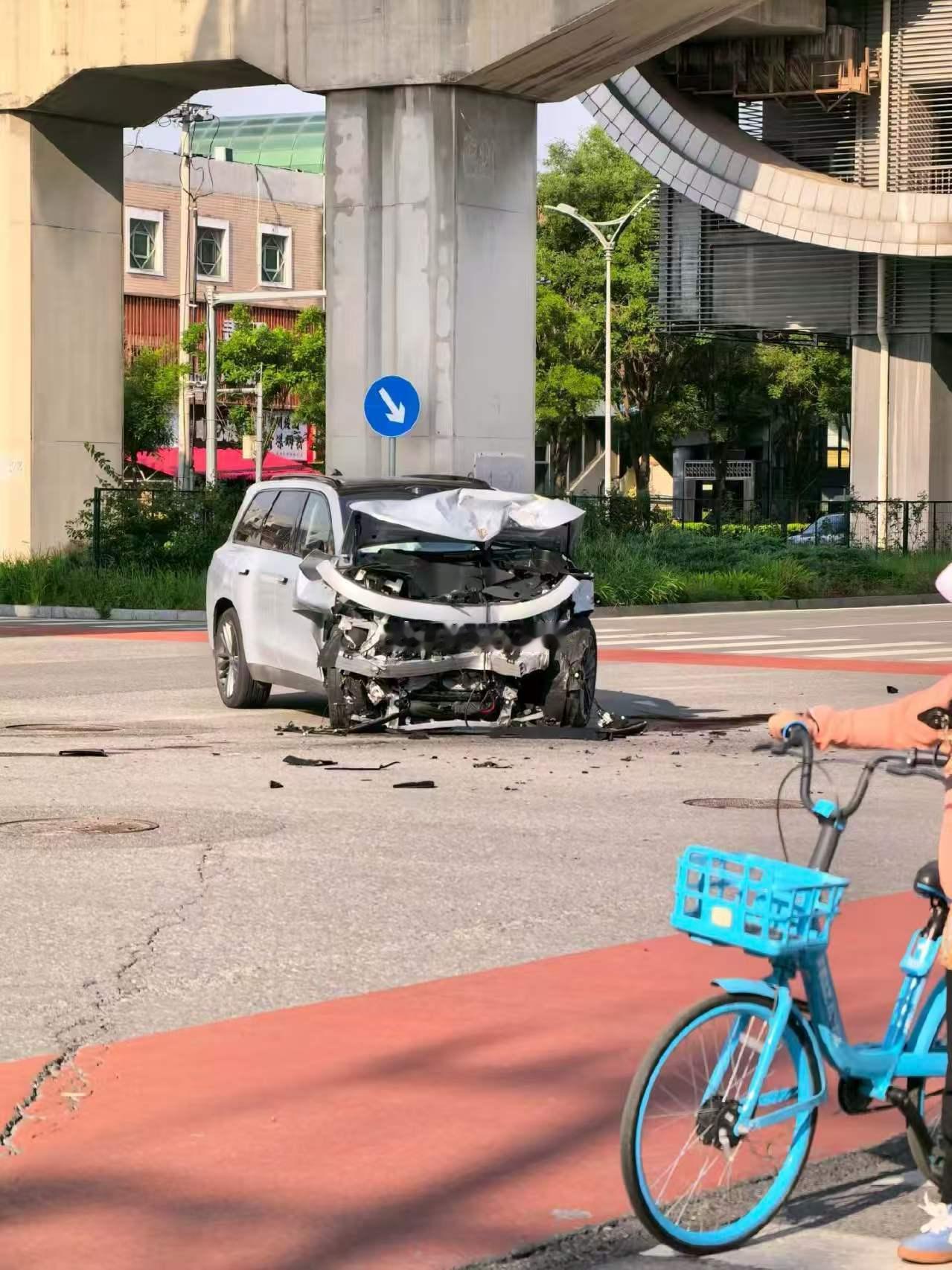 特斯拉喜提全损良乡大学城西地铁站 