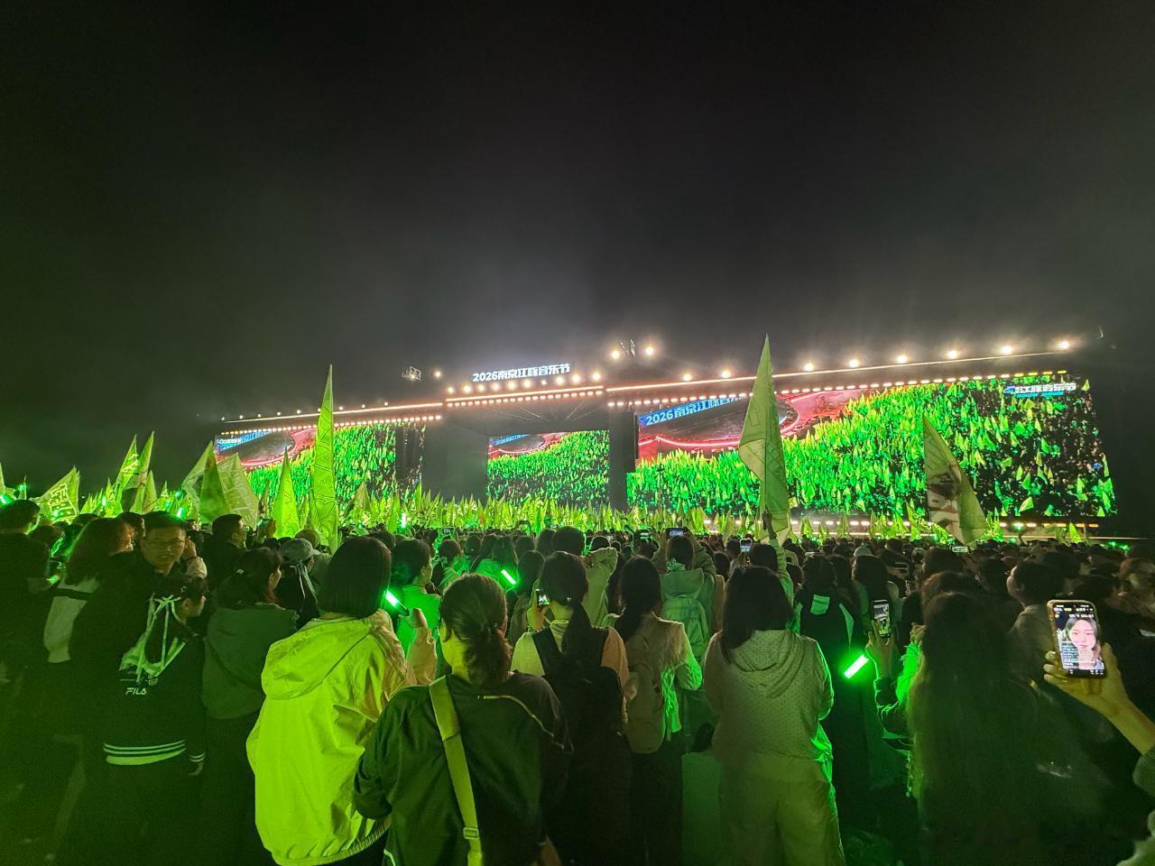 这个侯明昊连续两场音乐节，两场绿海，仅用一年时间已经做到最后压台表演，近十场演唱