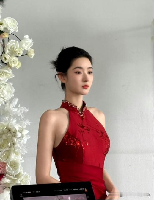 身高170的王玉雯，拥有着完美的身材，她有一个极为突出的优点，无论穿什么样的礼服