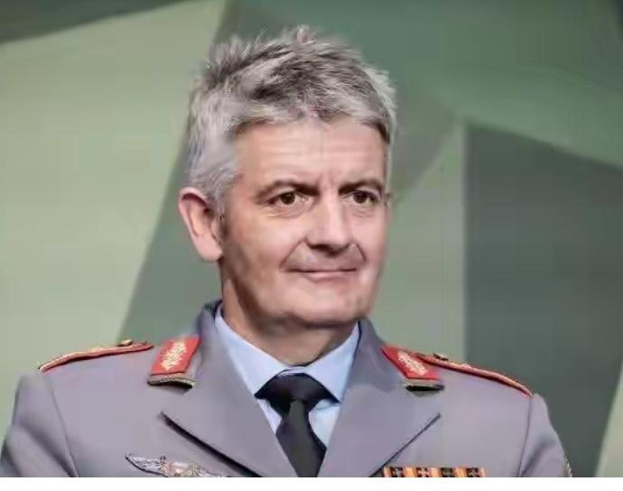 德国这群政客是不是得了被害妄想症？天天嚷嚷俄罗斯明天就打过来，自己军费翻倍倒只字