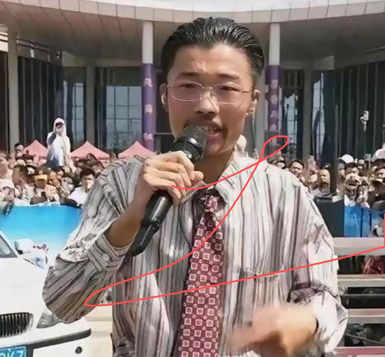 郭有才从日入百万的文旅推荐官
到直播间差评满屏，郭有才的流量神话崩得猝不及防
