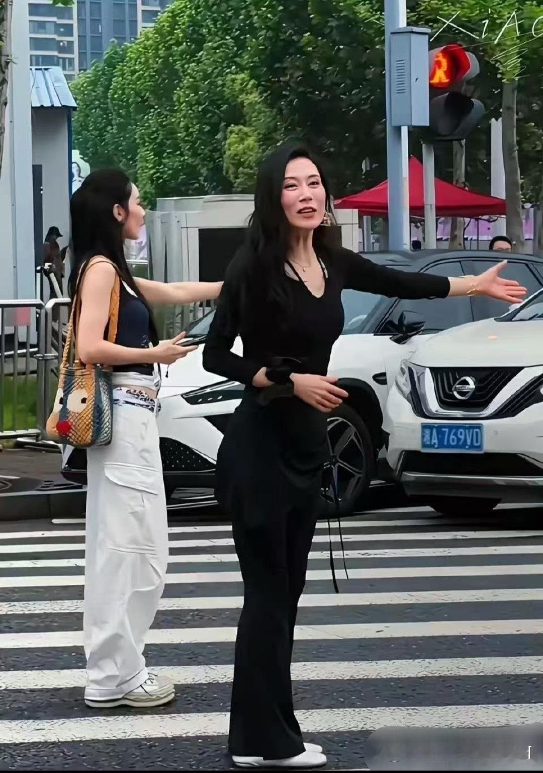 温峥嵘这么瘦，也有这么凸起的小肚子，所以大家没必要容貌焦虑 