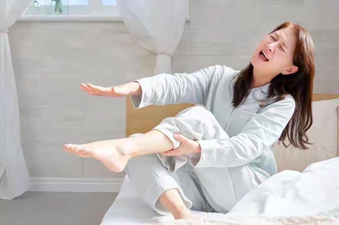 别再以为腿抽筋就只是缺钙了！九成夜间腿抽筋都是找不着具体原因的特发性抽筋，老人、