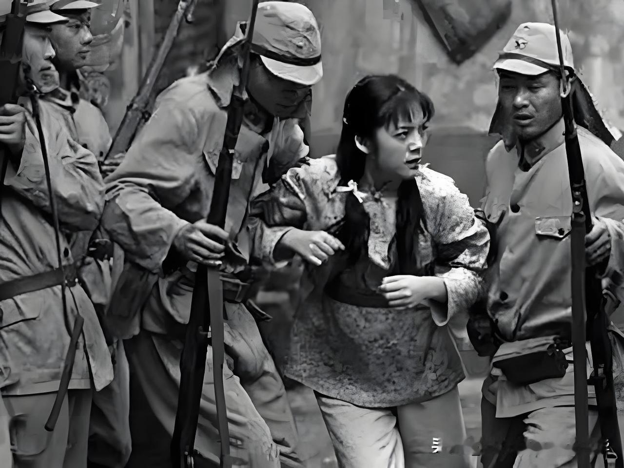  日军躬身行礼是假象！一秒变脸扑向女子施暴

1937年12月，南京城破，山河崩