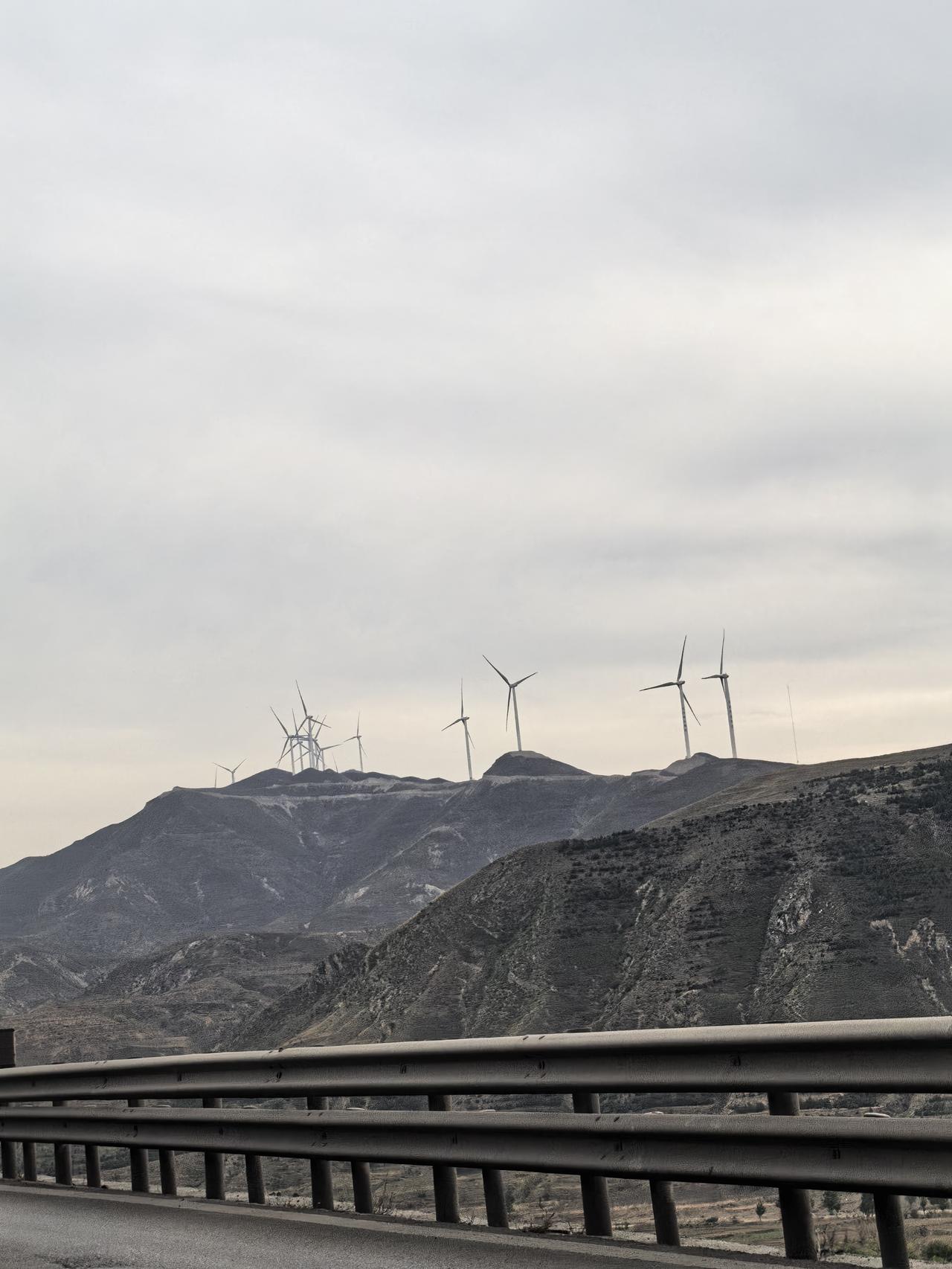 “五一”假期，从呼和浩特市发驾车到山西旅游，在高速公路服务区，看到很多人并不选择