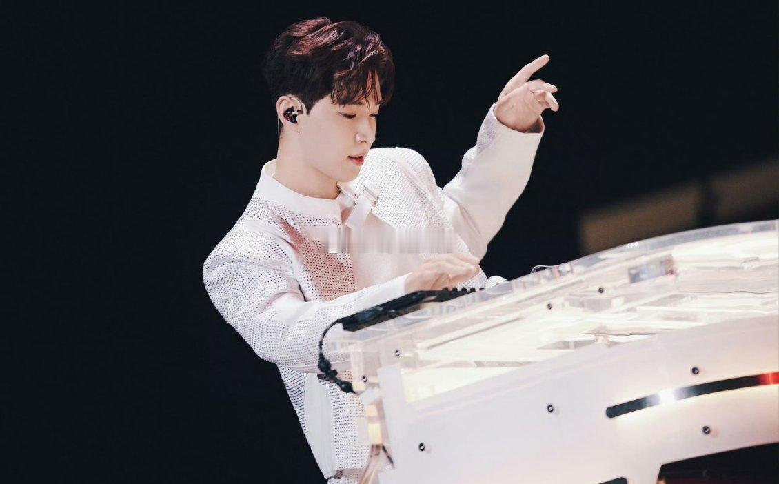 刘宪华给我干哪年来了 今夕是何年？大华一亮相直接拉满回忆杀！岁月仿佛没在他身上留