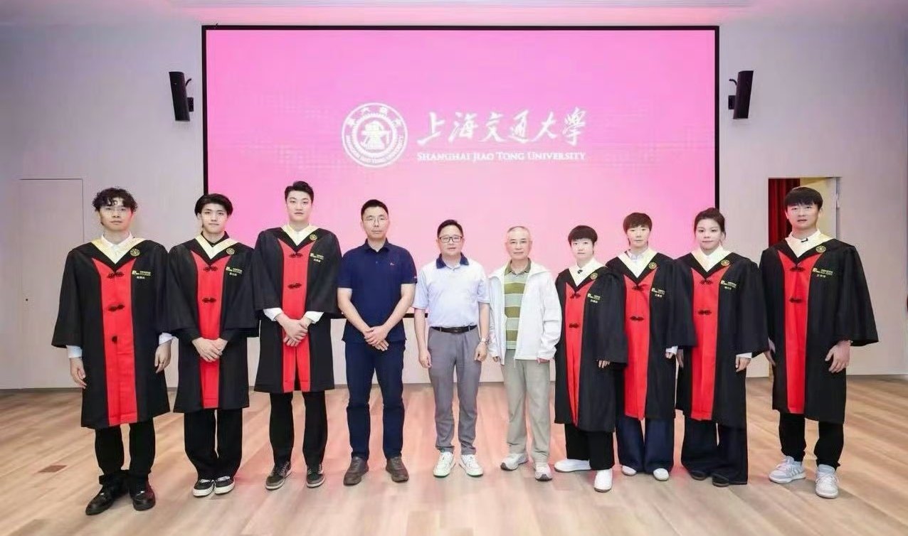 孙颖莎王曼昱毕业照从球台到校园，莎莎用实力证明：冠军奖杯和毕业证书一样闪耀 毕业
