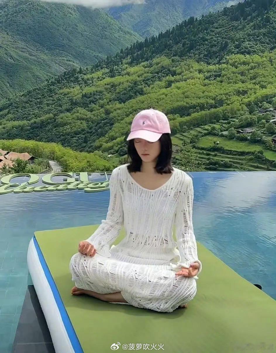 素颜赵今麦谁被赵今麦的素颜惊艳到了！赵今麦素颜出镜九寨沟VOGUE活动直播状态自
