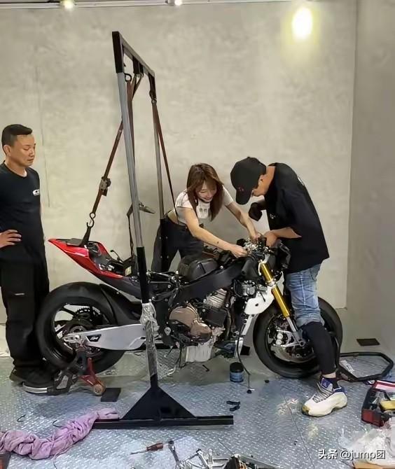 台湾新北那家咖啡馆门口，板车把一台张雪820RR卸了下来。车主没骑，就是原地拧了